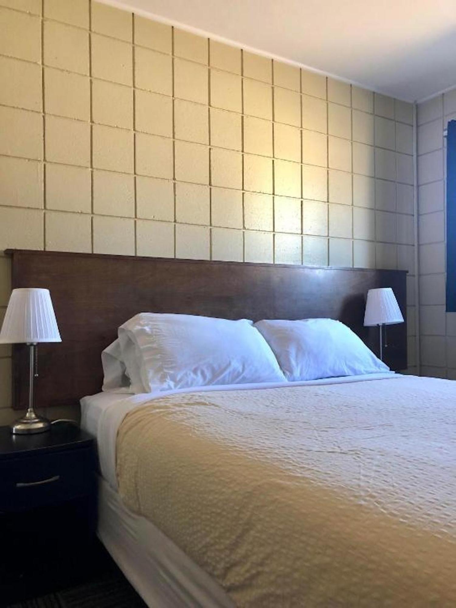 Canterbury Inn Invermere Eksteriør billede