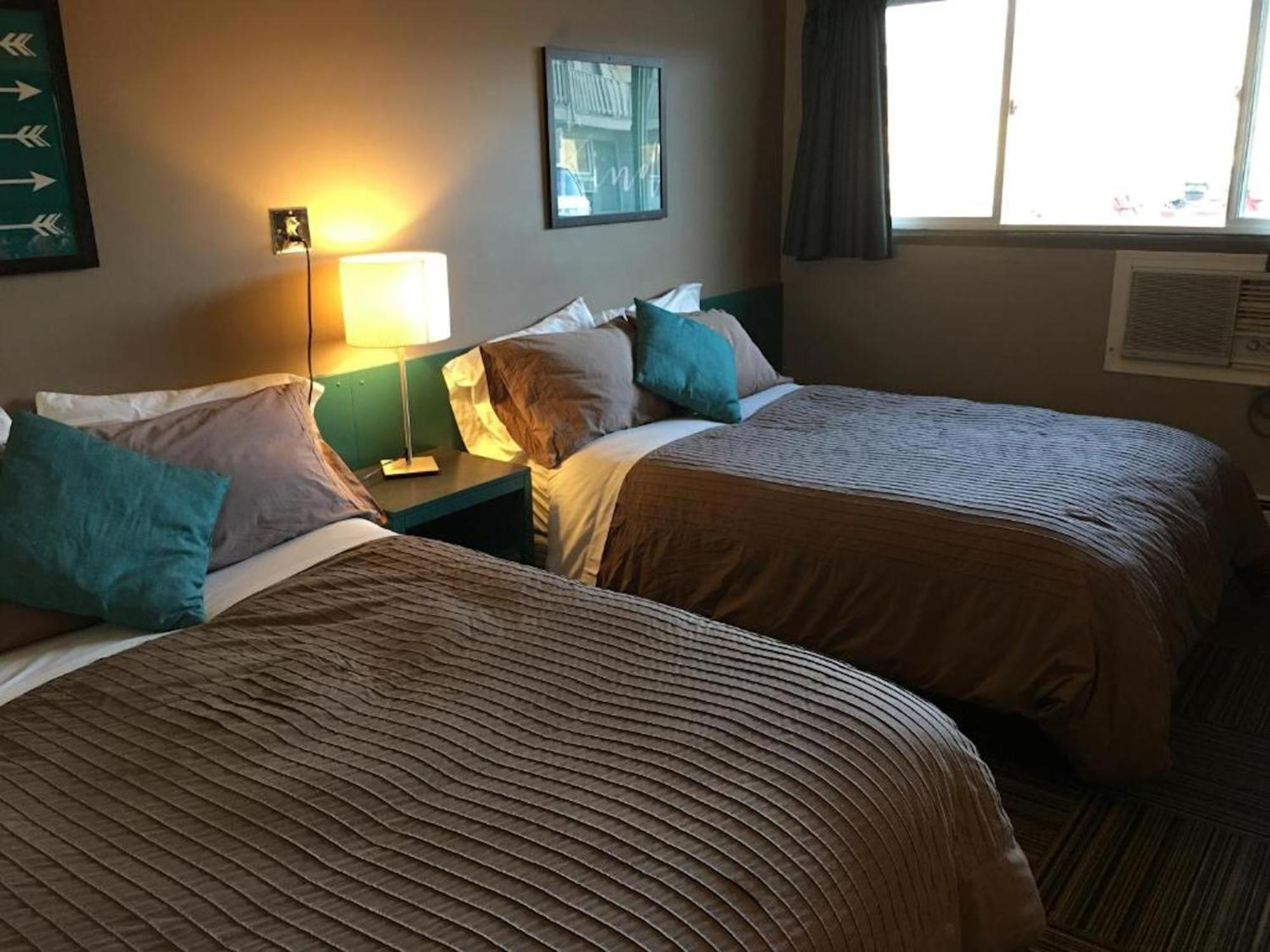 Canterbury Inn Invermere Eksteriør billede